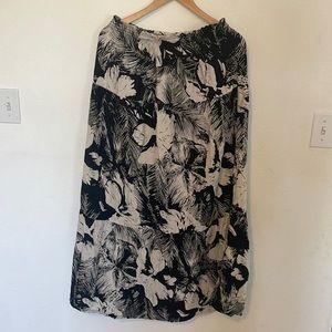 NWOT- roxy flowy skirt, medium, black and creamy/white